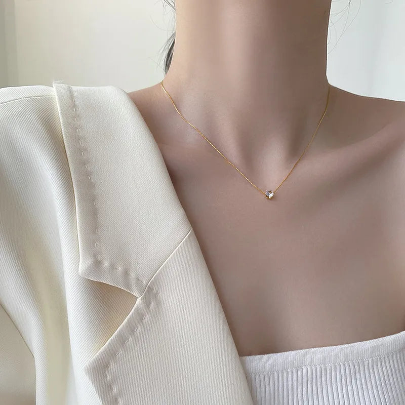 Collier doré pendentif brillant