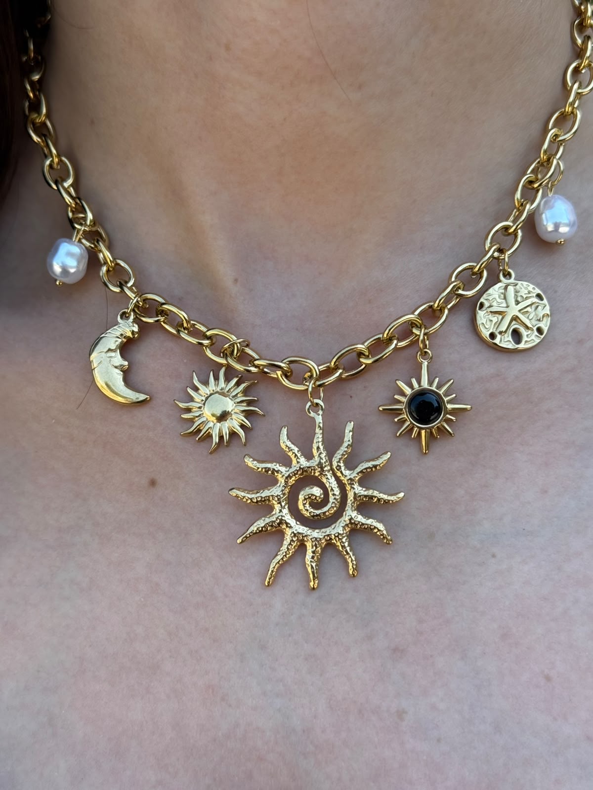 Collier doré pendentifs soleil