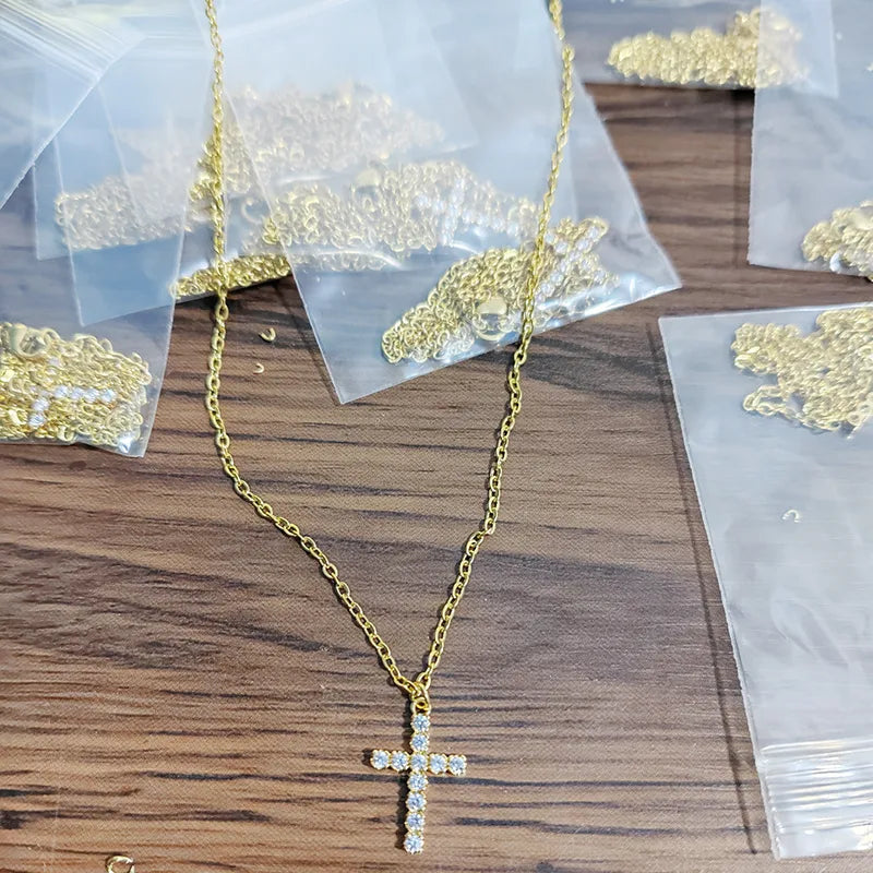 Collier doré pendentif croix