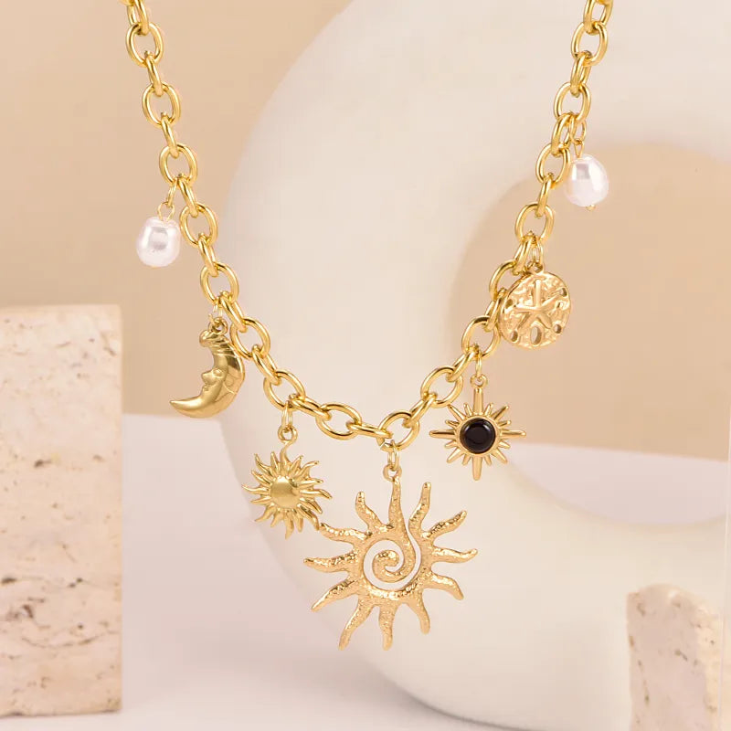 Collier doré pendentifs soleil