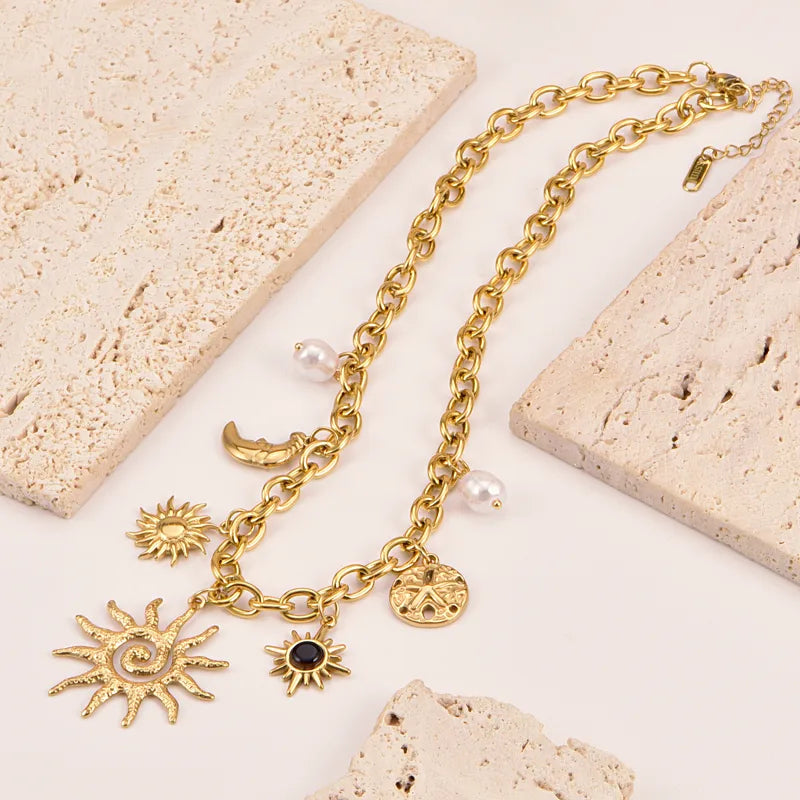 Collier doré pendentifs soleil