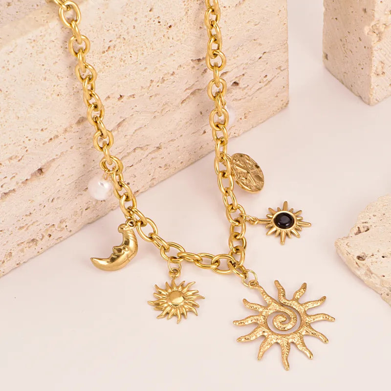 Collier doré pendentifs soleil