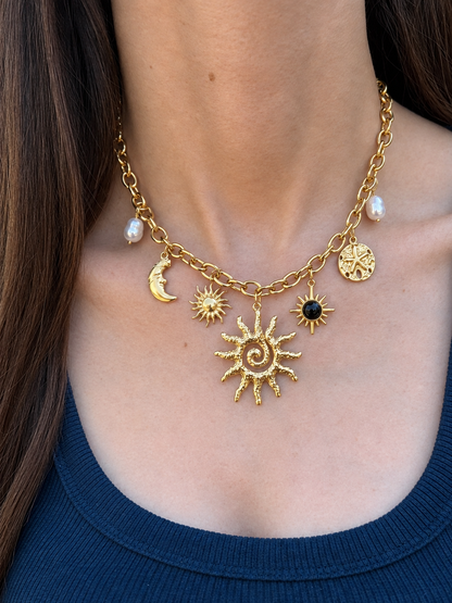 Collier doré pendentifs soleil