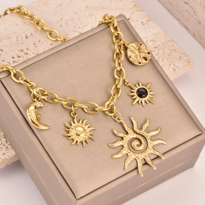 Collier doré pendentifs soleil